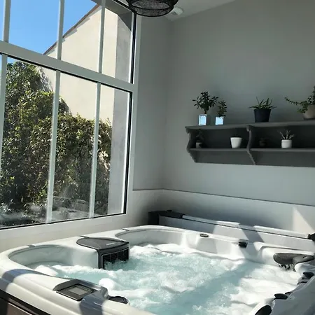 Bed & Breakfast Maison M, Privee Acces Jardin Piscine Et Jacuzzi Pres De