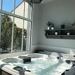 Frühstückspension Maison M, Privee Acces Jardin Piscine Et Jacuzzi Pres De