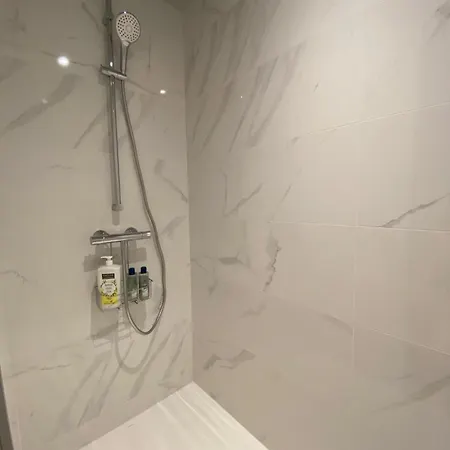 Couette-café Maison M, Privée Accès Jardin Piscine Et Jacuzzi Près De