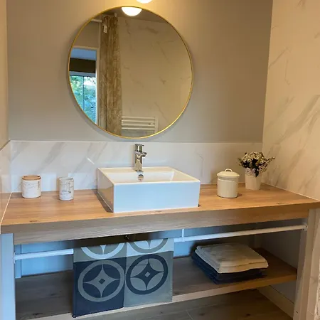 Maison M, Privee Acces Jardin Piscine Et Jacuzzi Pres De לינה וארוחת בוקר 3*