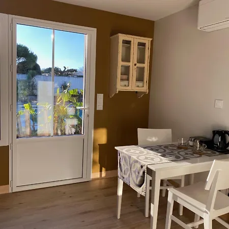 לינה וארוחת בוקר Maison M, Privee Acces Jardin Piscine Et Jacuzzi Pres De לה רושל