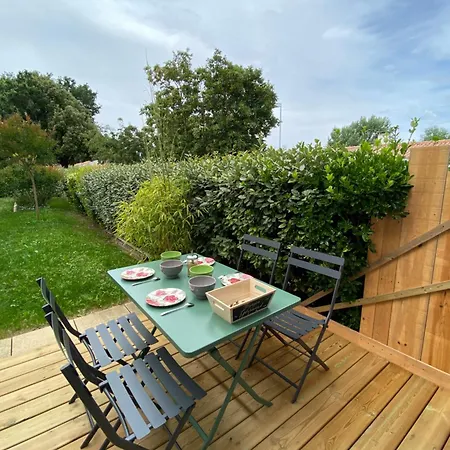 Maison M, Privee Acces Jardin Piscine Et Jacuzzi Pres De לינה וארוחת בוקר 3*